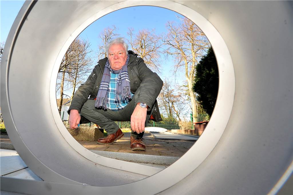 Die Bälle fahren am Parkbad Nord jetzt eine Achterbahn Half bei der Sanierung der Minigolfbahnen mit: Otto Zier, der als Gast das Geschehen beim BGSV verfolgt. Er zeigte dem Fotografen den Looping.
