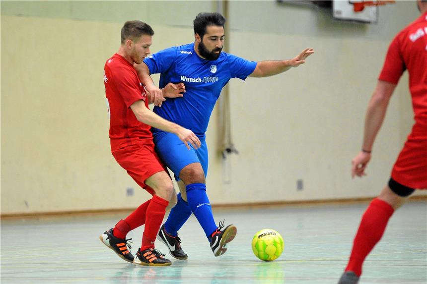 Hallen-Spezialist Ahmet Caki (am Ball) und sein FC Frohlinde, hier im Spiel der Vorrunden-Gruppe A gegen den SuS Merklinde, treffen am Samstag auf den SV Wacker Obercastrop, die Spvg Schwerin und Eintracht Ickern.