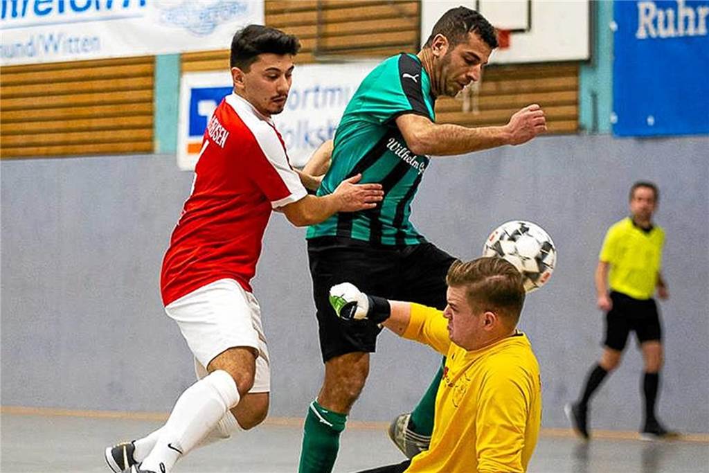 VfL Kemminghausen holt den Hallengott und verhandelt mit zwei Ex-Profis "Hallengott" Mo Lmcademali (M.) kehrt zum VfL Kemminghausen zurück.
