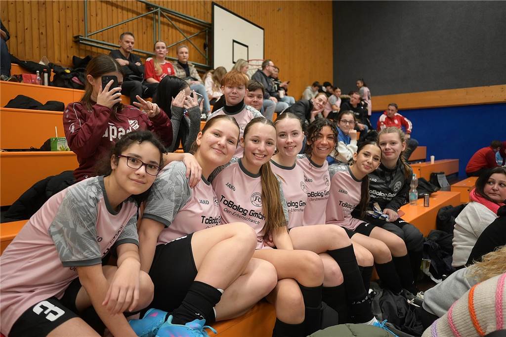 Hallenkreismeisterschaft der U17-Mädchen: In der Willi-Winter-Halle in Oer-Erkenschwick sicherte sich Favorit SSV Rhade den Titel vor den Mädchen des 1. FFC Recklinghausen. Gastgeber SV Titania Erkenschwick wurde starke Dritter. 