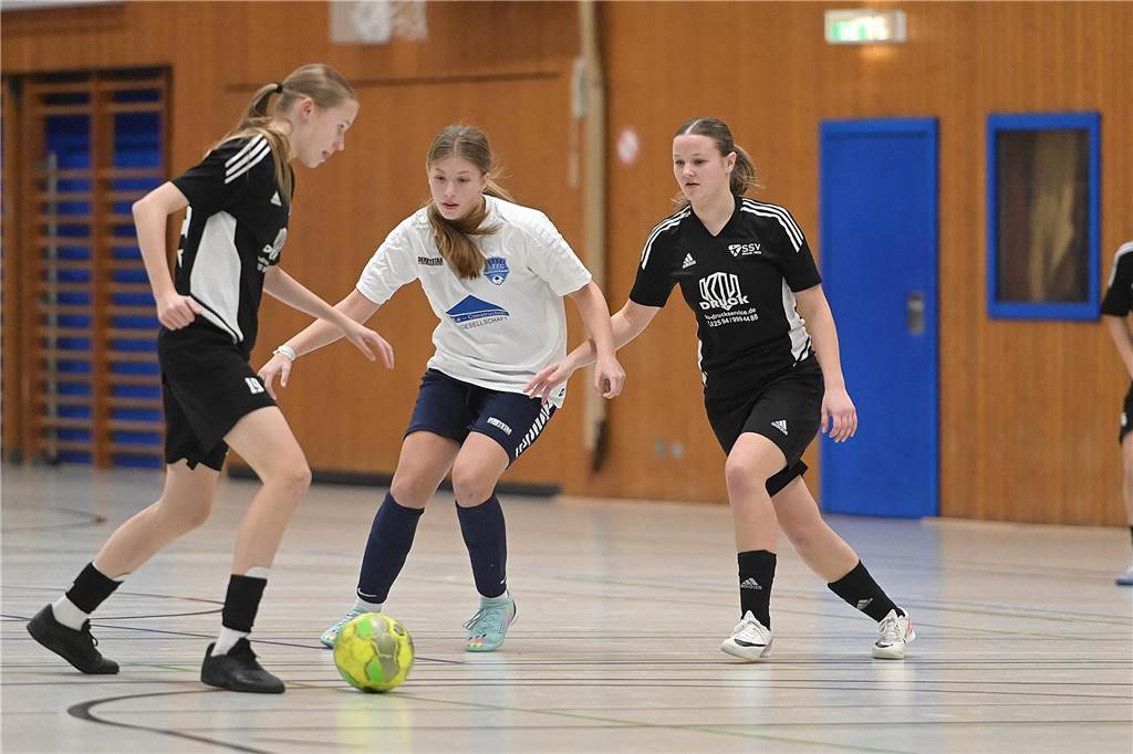 Hallenkreismeisterschaft der U17-Mädchen: In der Willi-Winter-Halle in Oer-Erkenschwick sicherte sich Favorit SSV Rhade den Titel vor den Mädchen des 1. FFC Recklinghausen. Gastgeber SV Titania Erkenschwick wurde starke Dritter. 