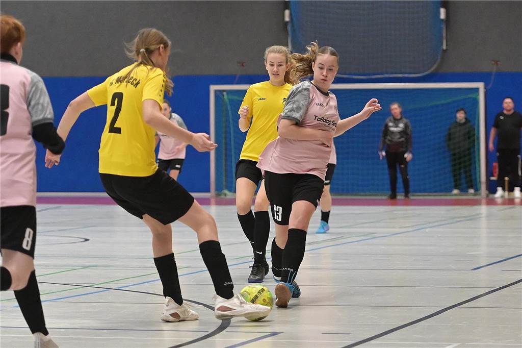 Hallenkreismeisterschaft der U17-Mädchen: In der Willi-Winter-Halle in Oer-Erkenschwick sicherte sich Favorit SSV Rhade den Titel vor den Mädchen des 1. FFC Recklinghausen. Gastgeber SV Titania Erkenschwick wurde starke Dritter. 