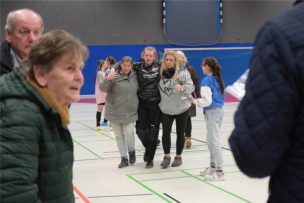 Hallenkreismeisterschaft der U17-Mädchen: In der Willi-Winter-Halle in Oer-Erkenschwick sicherte sich Favorit SSV Rhade den Titel vor den Mädchen des 1. FFC Recklinghausen. Gastgeber SV Titania Erkenschwick wurde starke Dritter. 