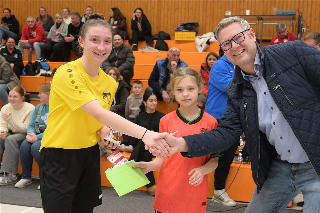 Hallenkreismeisterschaft der U17-Mädchen: In der Willi-Winter-Halle in Oer-Erkenschwick sicherte sich Favorit SSV Rhade den Titel vor den Mädchen des 1. FFC Recklinghausen. Gastgeber SV Titania Erkenschwick wurde starke Dritter. 