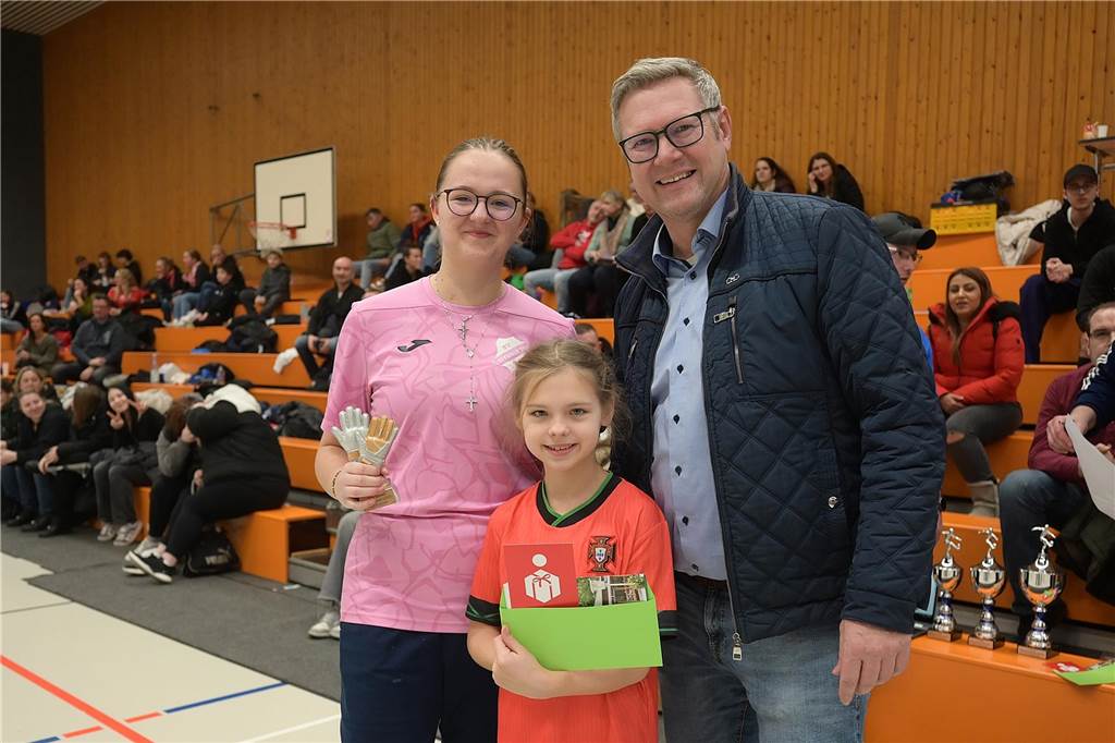 Hallenkreismeisterschaft der U17-Mädchen: In der Willi-Winter-Halle in Oer-Erkenschwick sicherte sich Favorit SSV Rhade den Titel vor den Mädchen des 1. FFC Recklinghausen. Gastgeber SV Titania Erkenschwick wurde starke Dritter. 
