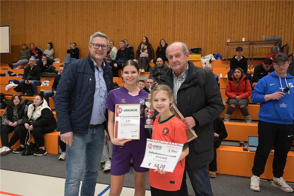 Hallenkreismeisterschaft der U17-Mädchen: In der Willi-Winter-Halle in Oer-Erkenschwick sicherte sich Favorit SSV Rhade den Titel vor den Mädchen des 1. FFC Recklinghausen. Gastgeber SV Titania Erkenschwick wurde starke Dritter. 