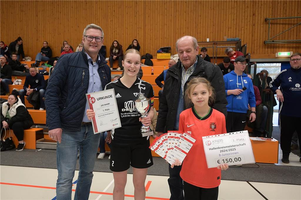 Hallenkreismeisterschaft der U17-Mädchen: In der Willi-Winter-Halle in Oer-Erkenschwick sicherte sich Favorit SSV Rhade den Titel vor den Mädchen des 1. FFC Recklinghausen. Gastgeber SV Titania Erkenschwick wurde starke Dritter. 