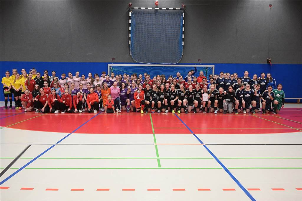 Hallenkreismeisterschaft der U17-Mädchen: In der Willi-Winter-Halle in Oer-Erkenschwick sicherte sich Favorit SSV Rhade den Titel vor den Mädchen des 1. FFC Recklinghausen. Gastgeber SV Titania Erkenschwick wurde starke Dritter. 