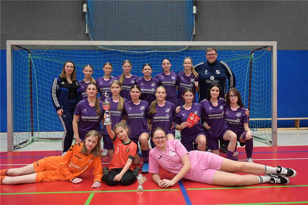 Hallenkreismeisterschaft der U17-Mädchen: In der Willi-Winter-Halle in Oer-Erkenschwick sicherte sich Favorit SSV Rhade den Titel vor den Mädchen des 1. FFC Recklinghausen. Gastgeber SV Titania Erkenschwick wurde starke Dritter. 