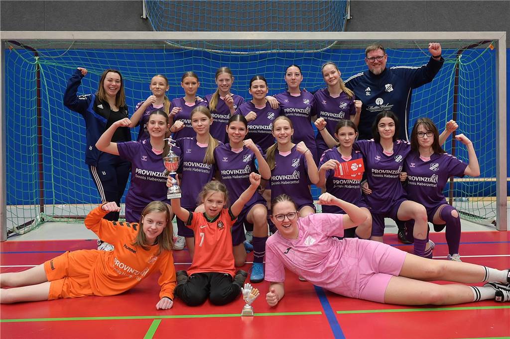 Hallenkreismeisterschaft der U17-Mädchen: In der Willi-Winter-Halle in Oer-Erkenschwick sicherte sich Favorit SSV Rhade den Titel vor den Mädchen des 1. FFC Recklinghausen. Gastgeber SV Titania Erkenschwick wurde starke Dritter. 
