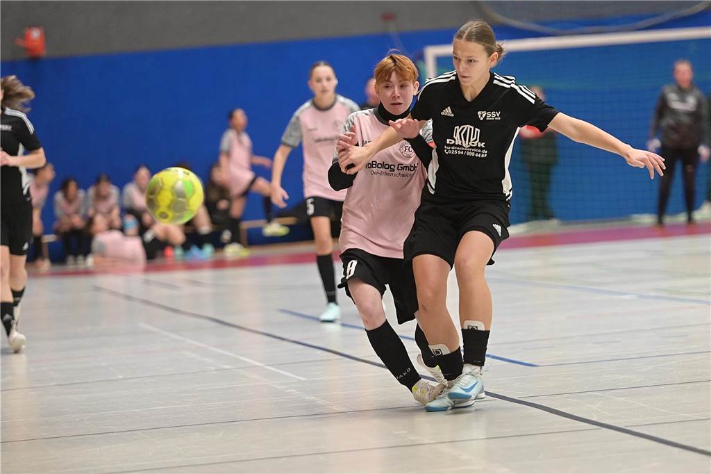 Hallenkreismeisterschaft der U17-Mädchen: In der Willi-Winter-Halle in Oer-Erkenschwick sicherte sich Favorit SSV Rhade den Titel vor den Mädchen des 1. FFC Recklinghausen. Gastgeber SV Titania Erkenschwick wurde starke Dritter. 