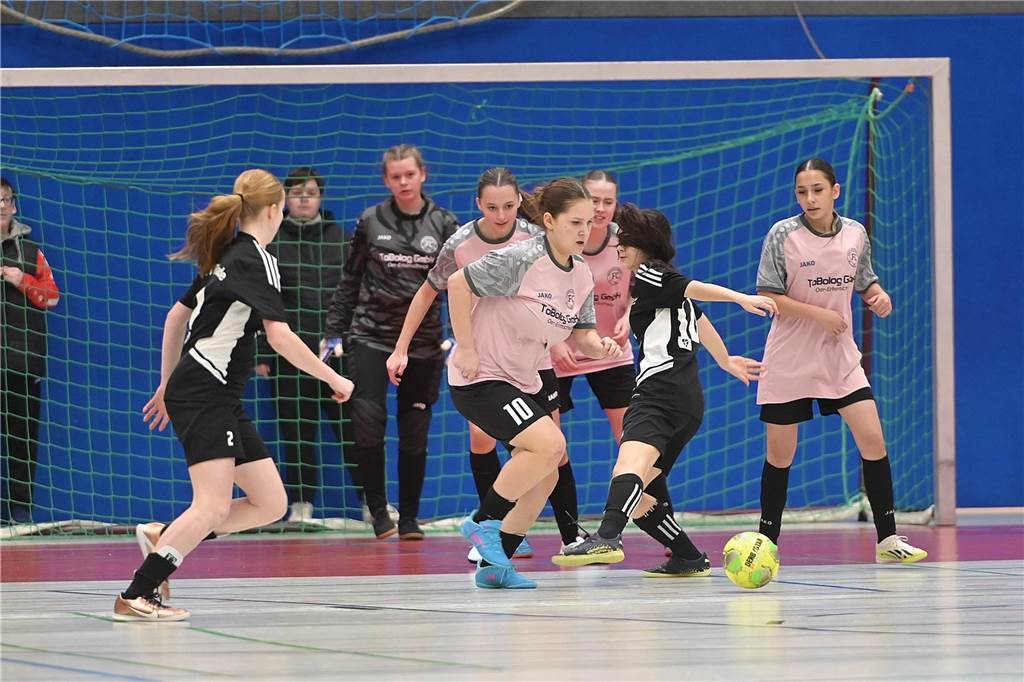 Hallenkreismeisterschaft der U17-Mädchen: In der Willi-Winter-Halle in Oer-Erkenschwick sicherte sich Favorit SSV Rhade den Titel vor den Mädchen des 1. FFC Recklinghausen. Gastgeber SV Titania Erkenschwick wurde starke Dritter. 