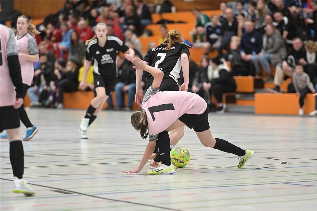 Hallenkreismeisterschaft der U17-Mädchen: In der Willi-Winter-Halle in Oer-Erkenschwick sicherte sich Favorit SSV Rhade den Titel vor den Mädchen des 1. FFC Recklinghausen. Gastgeber SV Titania Erkenschwick wurde starke Dritter. 