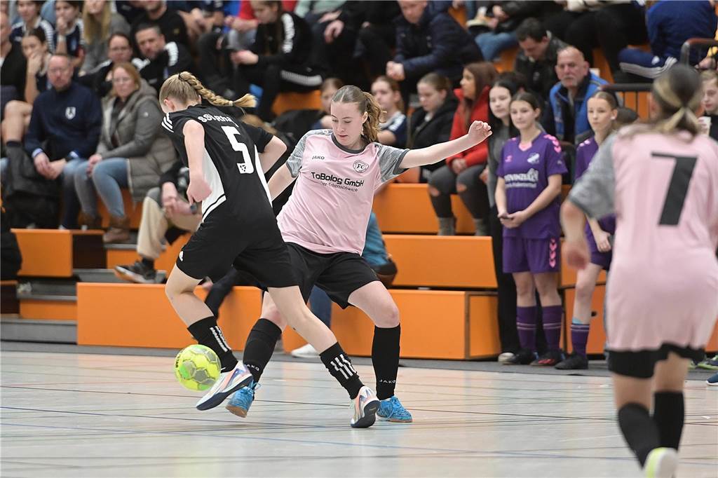 Hallenkreismeisterschaft der U17-Mädchen: In der Willi-Winter-Halle in Oer-Erkenschwick sicherte sich Favorit SSV Rhade den Titel vor den Mädchen des 1. FFC Recklinghausen. Gastgeber SV Titania Erkenschwick wurde starke Dritter. 