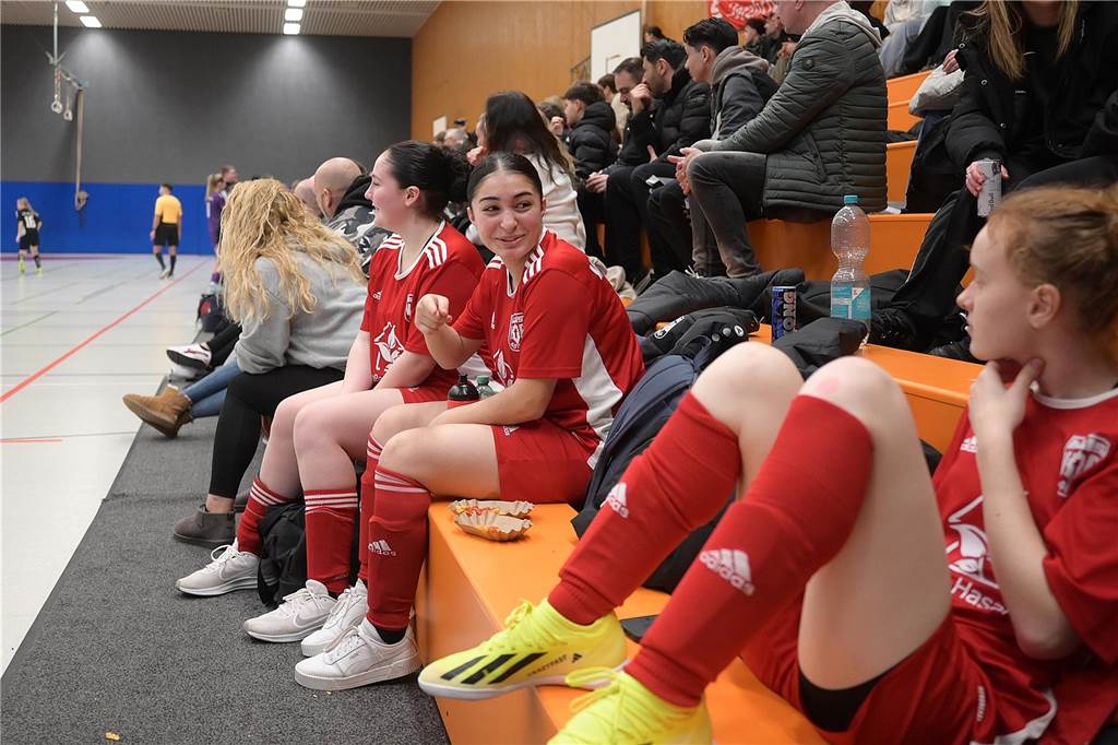 Hallenkreismeisterschaft der U17-Mädchen: In der Willi-Winter-Halle in Oer-Erkenschwick sicherte sich Favorit SSV Rhade den Titel vor den Mädchen des 1. FFC Recklinghausen. Gastgeber SV Titania Erkenschwick wurde starke Dritter. 