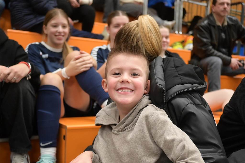 Hallenkreismeisterschaft der U17-Mädchen: In der Willi-Winter-Halle in Oer-Erkenschwick sicherte sich Favorit SSV Rhade den Titel vor den Mädchen des 1. FFC Recklinghausen. Gastgeber SV Titania Erkenschwick wurde starke Dritter. 