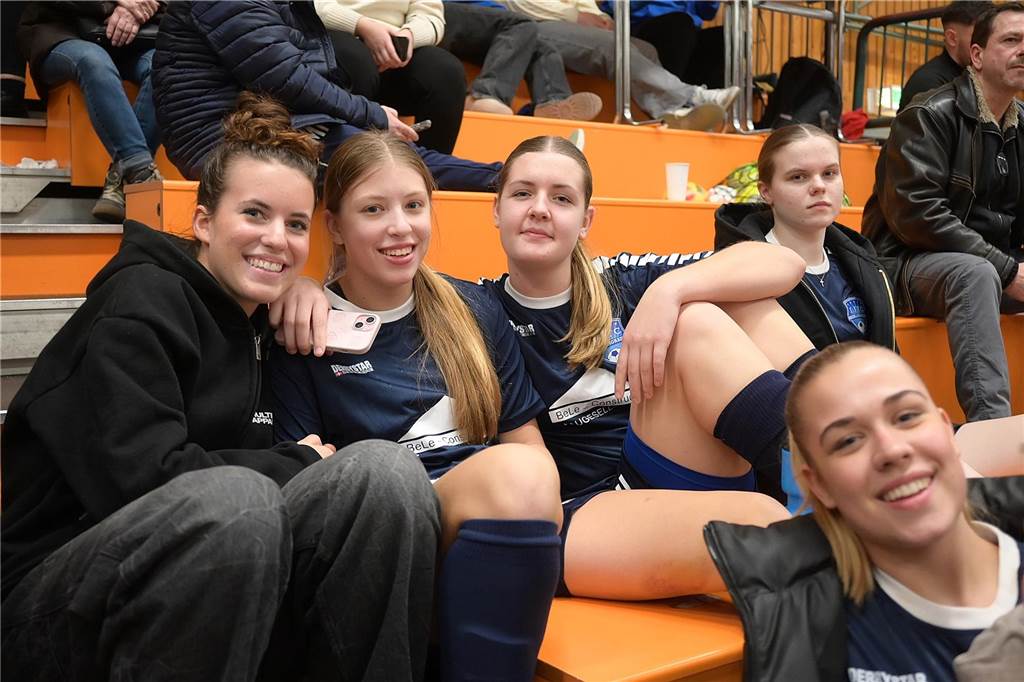 Hallenkreismeisterschaft der U17-Mädchen: In der Willi-Winter-Halle in Oer-Erkenschwick sicherte sich Favorit SSV Rhade den Titel vor den Mädchen des 1. FFC Recklinghausen. Gastgeber SV Titania Erkenschwick wurde starke Dritter. 
