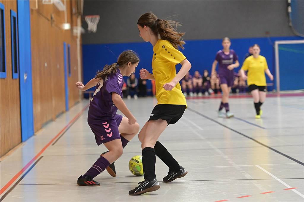 Hallenkreismeisterschaft der U17-Mädchen: In der Willi-Winter-Halle in Oer-Erkenschwick sicherte sich Favorit SSV Rhade den Titel vor den Mädchen des 1. FFC Recklinghausen. Gastgeber SV Titania Erkenschwick wurde starke Dritter. 
