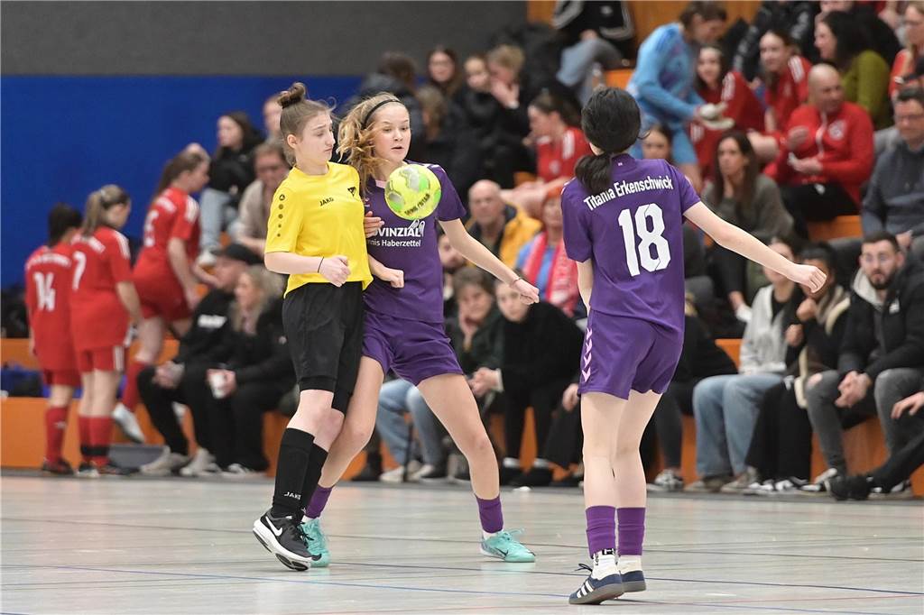 Hallenkreismeisterschaft der U17-Mädchen: In der Willi-Winter-Halle in Oer-Erkenschwick sicherte sich Favorit SSV Rhade den Titel vor den Mädchen des 1. FFC Recklinghausen. Gastgeber SV Titania Erkenschwick wurde starke Dritter. 