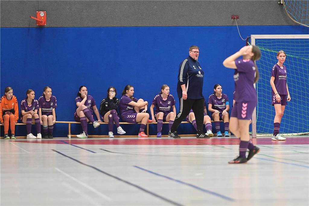 Hallenkreismeisterschaft der U17-Mädchen: In der Willi-Winter-Halle in Oer-Erkenschwick sicherte sich Favorit SSV Rhade den Titel vor den Mädchen des 1. FFC Recklinghausen. Gastgeber SV Titania Erkenschwick wurde starke Dritter. 