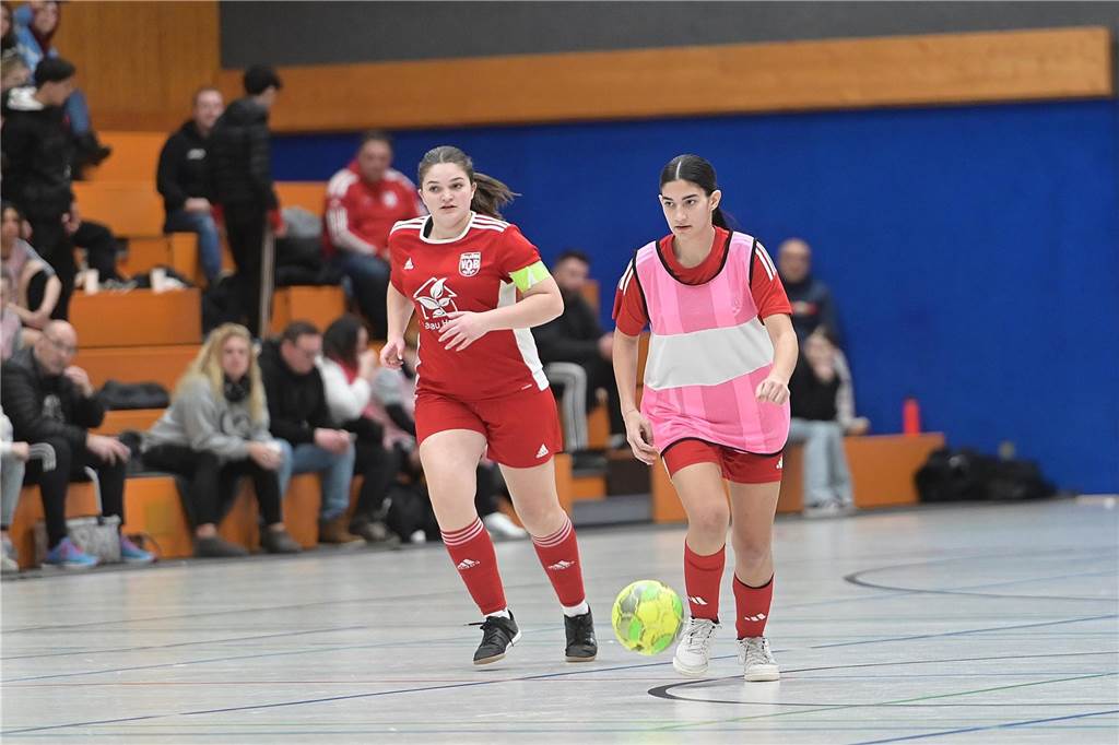 Hallenkreismeisterschaft der U17-Mädchen: In der Willi-Winter-Halle in Oer-Erkenschwick sicherte sich Favorit SSV Rhade den Titel vor den Mädchen des 1. FFC Recklinghausen. Gastgeber SV Titania Erkenschwick wurde starke Dritter. 