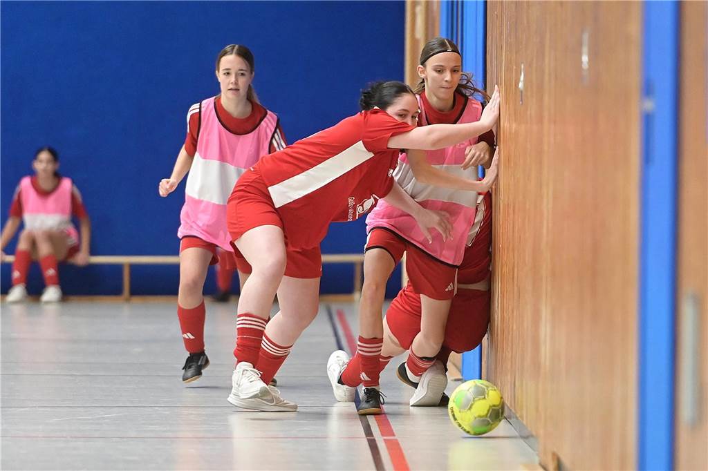 Hallenkreismeisterschaft der U17-Mädchen: In der Willi-Winter-Halle in Oer-Erkenschwick sicherte sich Favorit SSV Rhade den Titel vor den Mädchen des 1. FFC Recklinghausen. Gastgeber SV Titania Erkenschwick wurde starke Dritter. 