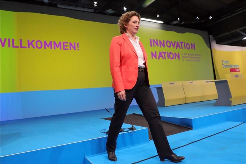 Lindner attackiert Merkel - FDP-Debatte um Russland-Kurs Hallenrundgang vor dem Beginn des 69. Ordentlichen Bundesparteitags: FDP-Generalsekretärin Nicola Beer in Berlin. Foto: Wolfgang Kumm
