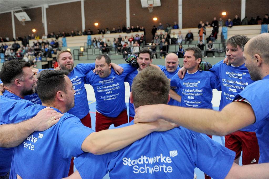 Stadtmeistertitel sind beim Geisecker SV Familiensache: Dreifacher Vater-Sohn-Triumph Die Altherrenspieler des Geisecker SV jubeln.