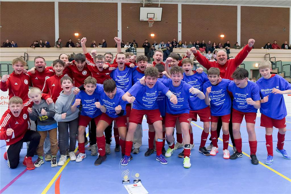 Stadtmeistertitel sind beim Geisecker SV Familiensache: Dreifacher Vater-Sohn-Triumph Die C-Junioren des Geisecker SV bejubeln ihren Titelgewinn.