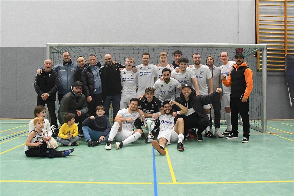 Bei der Hallenfußballstadtmeisterschaft 2024 in Castrop-Rauxel konnte sich der SV Wacker Obercastrop gegen den FC Castrop-Rauxel im Endspiel knapp mit 2:1 durchsetzen. Hier sind alle Bilder von der Vorrunde am Samstag (28. Dezember) bis zur Endrunde (29. Dezember) auf einen Blick.