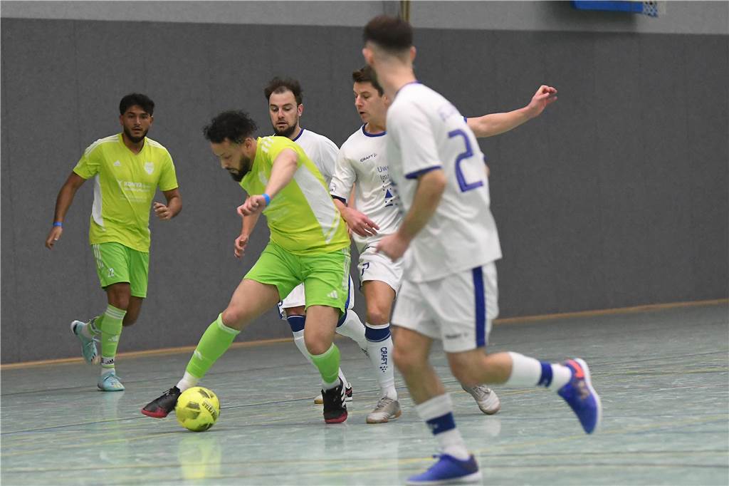 Bei der Hallenfußballstadtmeisterschaft 2024 in Castrop-Rauxel konnte sich der SV Wacker Obercastrop gegen den FC Castrop-Rauxel im Endspiel knapp mit 2:1 durchsetzen. Hier sind alle Bilder von der Vorrunde am Samstag (28. Dezember) bis zur Endrunde (29. Dezember) auf einen Blick.