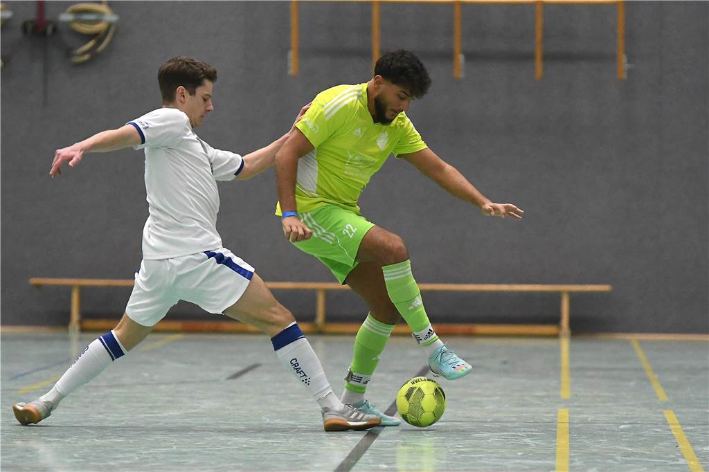 Bei der Hallenfußballstadtmeisterschaft 2024 in Castrop-Rauxel konnte sich der SV Wacker Obercastrop gegen den FC Castrop-Rauxel im Endspiel knapp mit 2:1 durchsetzen. Hier sind alle Bilder von der Vorrunde am Samstag (28. Dezember) bis zur Endrunde (29. Dezember) auf einen Blick.