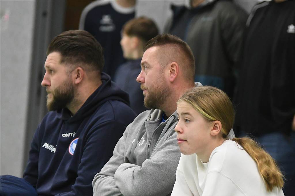 Bei der Hallenfußballstadtmeisterschaft 2024 in Castrop-Rauxel konnte sich der SV Wacker Obercastrop gegen den FC Castrop-Rauxel im Endspiel knapp mit 2:1 durchsetzen. Hier sind alle Bilder von der Vorrunde am Samstag (28. Dezember) bis zur Endrunde (29. Dezember) auf einen Blick.