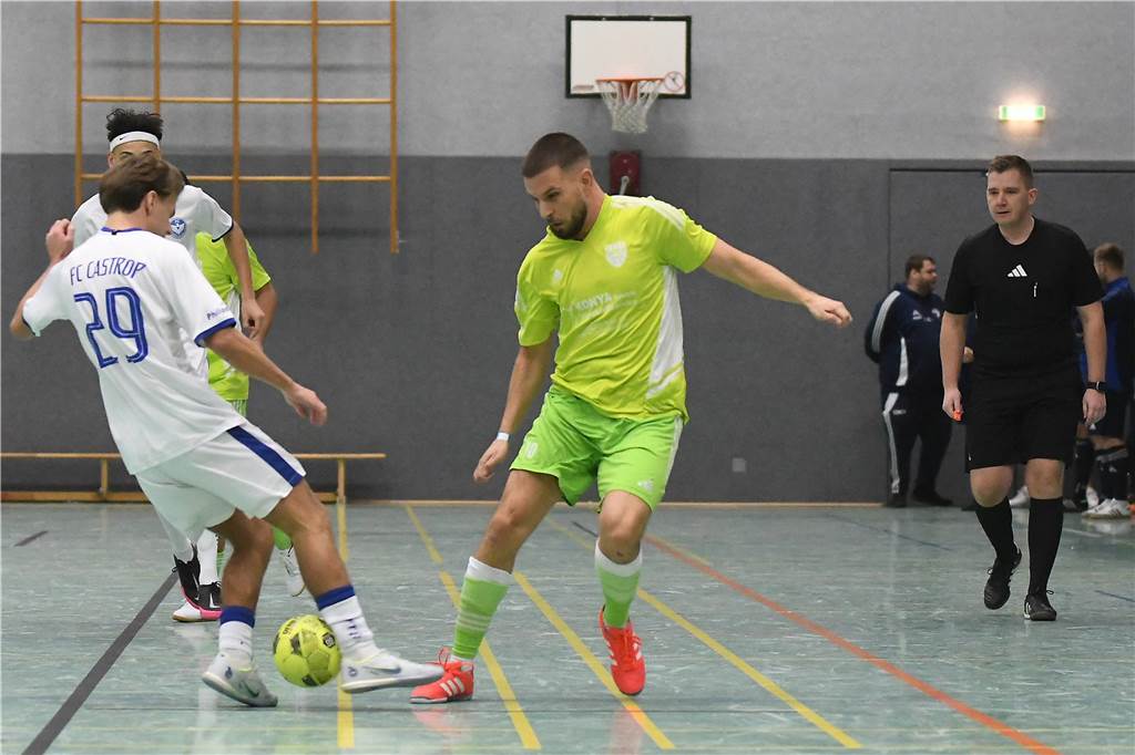 Bei der Hallenfußballstadtmeisterschaft 2024 in Castrop-Rauxel konnte sich der SV Wacker Obercastrop gegen den FC Castrop-Rauxel im Endspiel knapp mit 2:1 durchsetzen. Hier sind alle Bilder von der Vorrunde am Samstag (28. Dezember) bis zur Endrunde (29. Dezember) auf einen Blick.