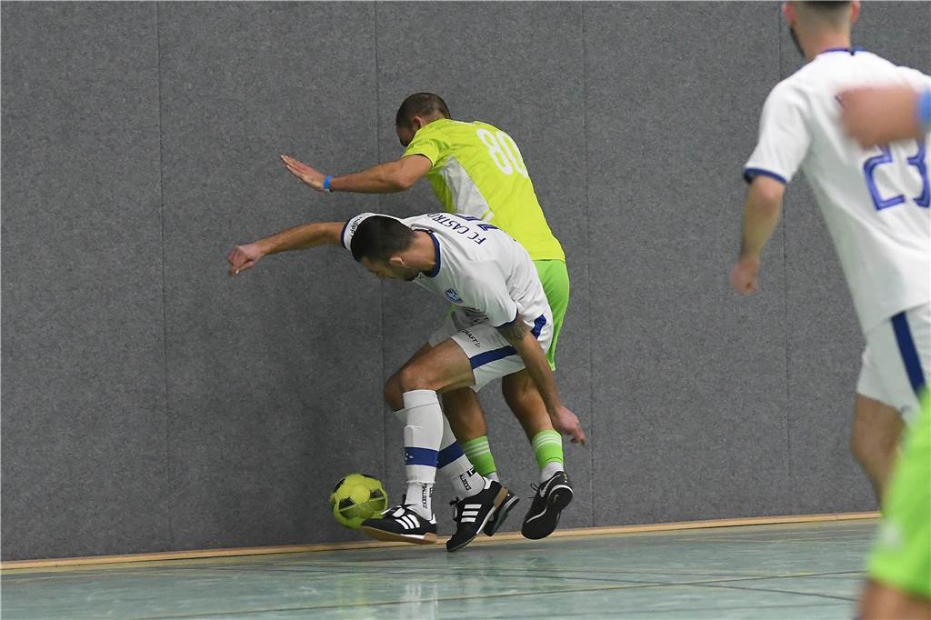 Bei der Hallenfußballstadtmeisterschaft 2024 in Castrop-Rauxel konnte sich der SV Wacker Obercastrop gegen den FC Castrop-Rauxel im Endspiel knapp mit 2:1 durchsetzen. Hier sind alle Bilder von der Vorrunde am Samstag (28. Dezember) bis zur Endrunde (29. Dezember) auf einen Blick.