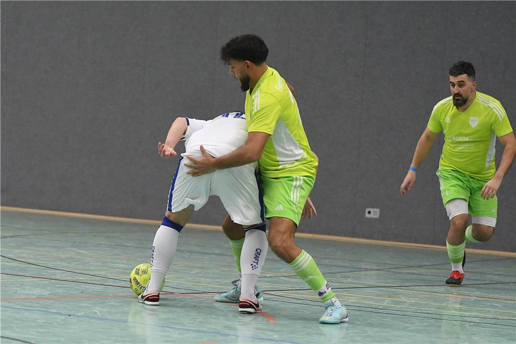 Bei der Hallenfußballstadtmeisterschaft 2024 in Castrop-Rauxel konnte sich der SV Wacker Obercastrop gegen den FC Castrop-Rauxel im Endspiel knapp mit 2:1 durchsetzen. Hier sind alle Bilder von der Vorrunde am Samstag (28. Dezember) bis zur Endrunde (29. Dezember) auf einen Blick.
