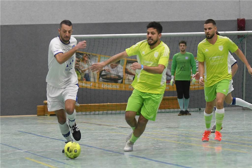Bei der Hallenfußballstadtmeisterschaft 2024 in Castrop-Rauxel konnte sich der SV Wacker Obercastrop gegen den FC Castrop-Rauxel im Endspiel knapp mit 2:1 durchsetzen. Hier sind alle Bilder von der Vorrunde am Samstag (28. Dezember) bis zur Endrunde (29. Dezember) auf einen Blick.