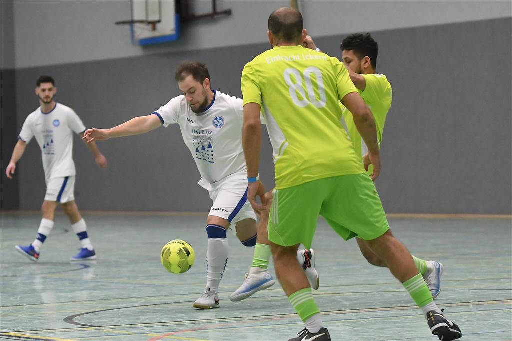 Bei der Hallenfußballstadtmeisterschaft 2024 in Castrop-Rauxel konnte sich der SV Wacker Obercastrop gegen den FC Castrop-Rauxel im Endspiel knapp mit 2:1 durchsetzen. Hier sind alle Bilder von der Vorrunde am Samstag (28. Dezember) bis zur Endrunde (29. Dezember) auf einen Blick.