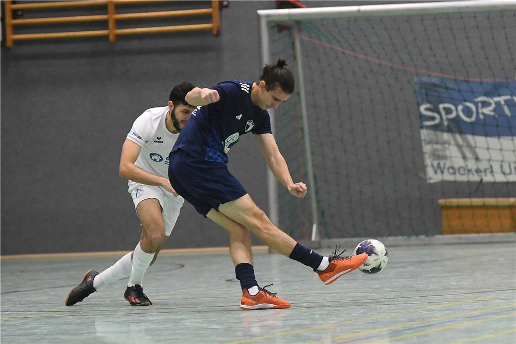 Bei der Hallenfußballstadtmeisterschaft 2024 in Castrop-Rauxel konnte sich der SV Wacker Obercastrop gegen den FC Castrop-Rauxel im Endspiel knapp mit 2:1 durchsetzen. Hier sind alle Bilder von der Vorrunde am Samstag (28. Dezember) bis zur Endrunde (29. Dezember) auf einen Blick.