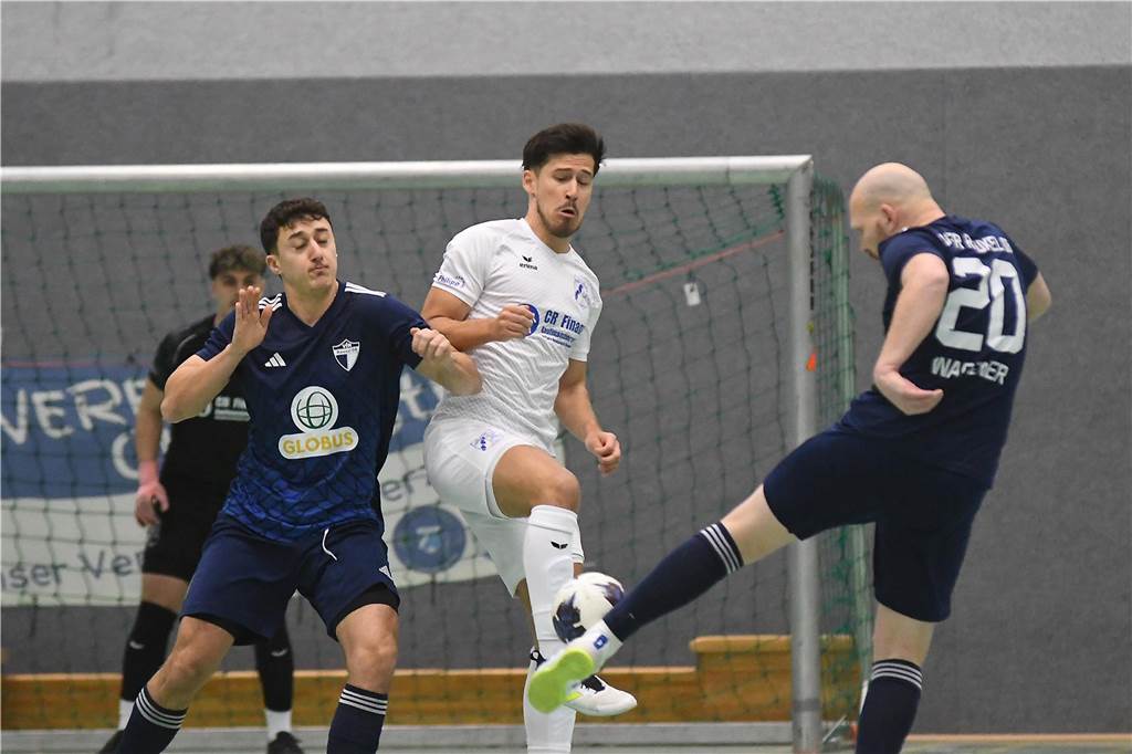 Bei der Hallenfußballstadtmeisterschaft 2024 in Castrop-Rauxel konnte sich der SV Wacker Obercastrop gegen den FC Castrop-Rauxel im Endspiel knapp mit 2:1 durchsetzen. Hier sind alle Bilder von der Vorrunde am Samstag (28. Dezember) bis zur Endrunde (29. Dezember) auf einen Blick.