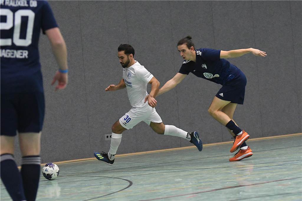 Bei der Hallenfußballstadtmeisterschaft 2024 in Castrop-Rauxel konnte sich der SV Wacker Obercastrop gegen den FC Castrop-Rauxel im Endspiel knapp mit 2:1 durchsetzen. Hier sind alle Bilder von der Vorrunde am Samstag (28. Dezember) bis zur Endrunde (29. Dezember) auf einen Blick.