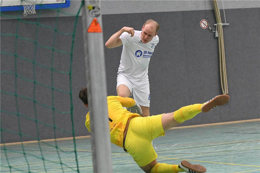 Bei der Hallenfußballstadtmeisterschaft 2024 in Castrop-Rauxel konnte sich der SV Wacker Obercastrop gegen den FC Castrop-Rauxel im Endspiel knapp mit 2:1 durchsetzen. Hier sind alle Bilder von der Vorrunde am Samstag (28. Dezember) bis zur Endrunde (29. Dezember) auf einen Blick.