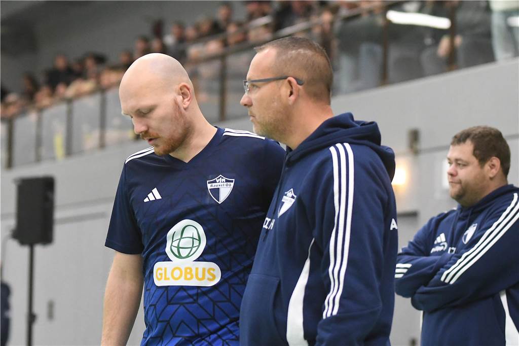 Bei der Hallenfußballstadtmeisterschaft 2024 in Castrop-Rauxel konnte sich der SV Wacker Obercastrop gegen den FC Castrop-Rauxel im Endspiel knapp mit 2:1 durchsetzen. Hier sind alle Bilder von der Vorrunde am Samstag (28. Dezember) bis zur Endrunde (29. Dezember) auf einen Blick.
