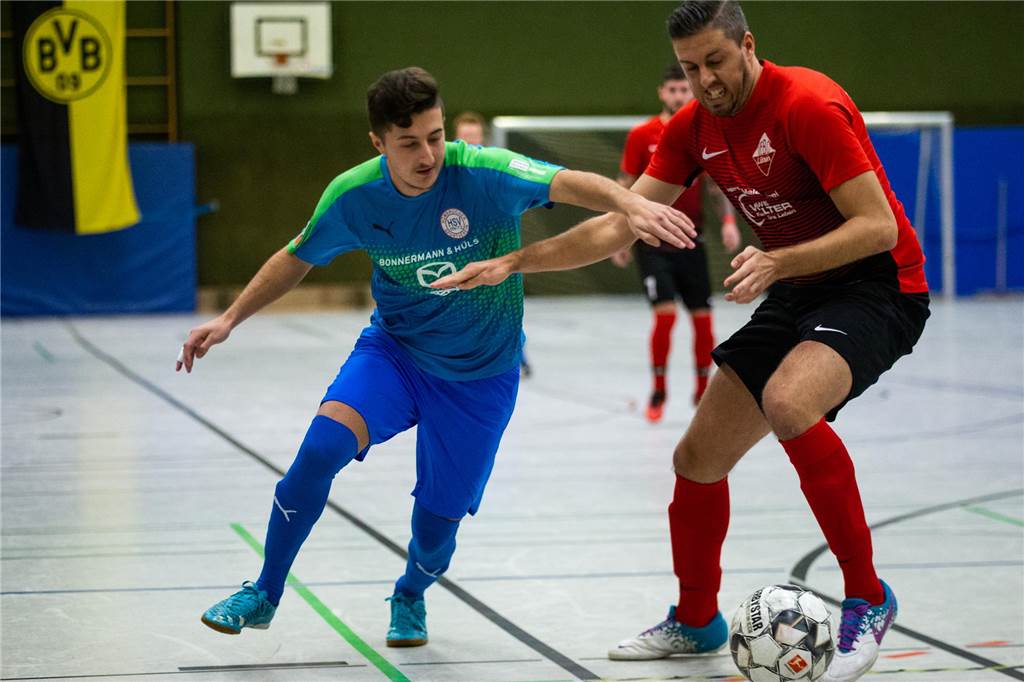 Holzwickeder SC rüstet weiter auf: Neuzugang ist bei Dortmunder Landesligisten gesetzt Oliver Hilkenbach vom VfB Lünen (r.) verteidigt gegen Fabian Vargues Martins.