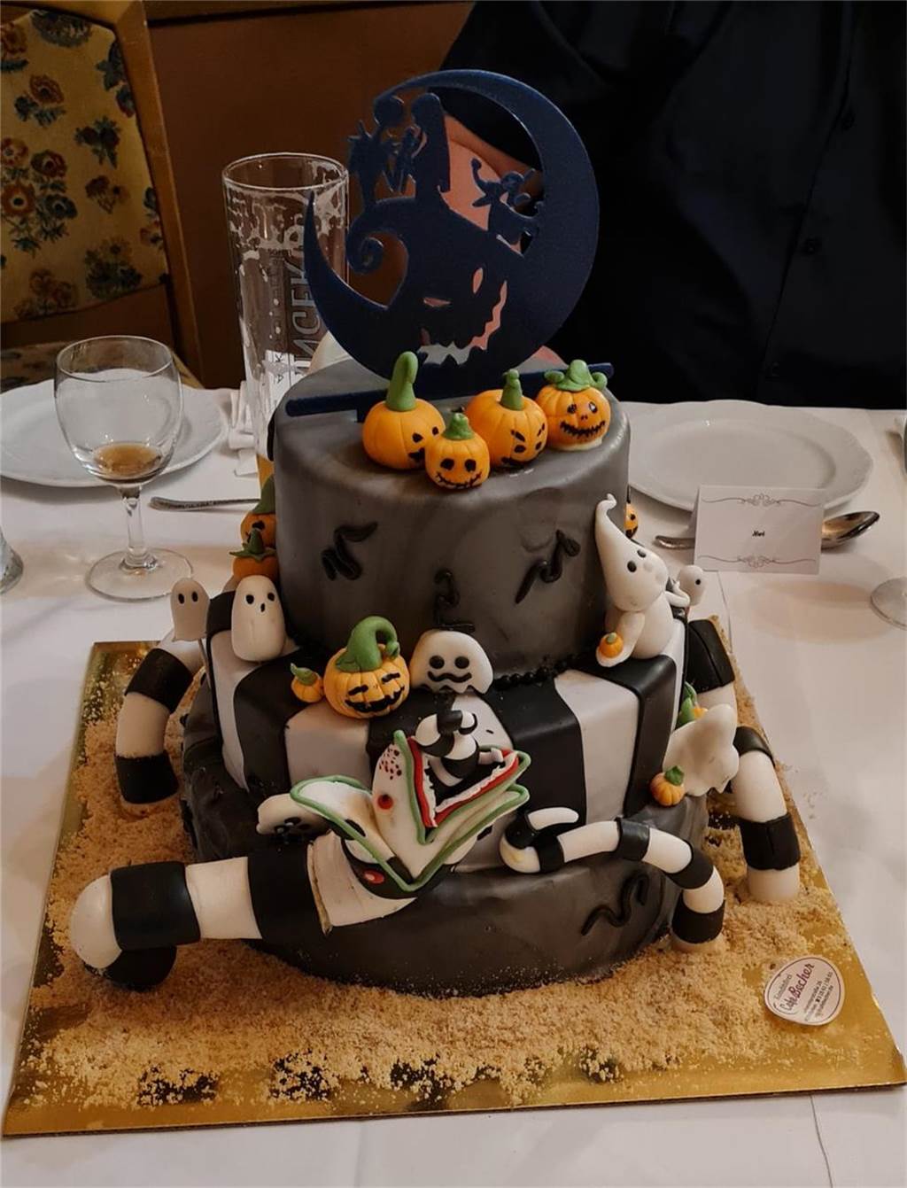 Vom Grab zum Ehebund: Hochzeit an Halloween für Silvana und Manuel Halloween-Hochzeitstorte