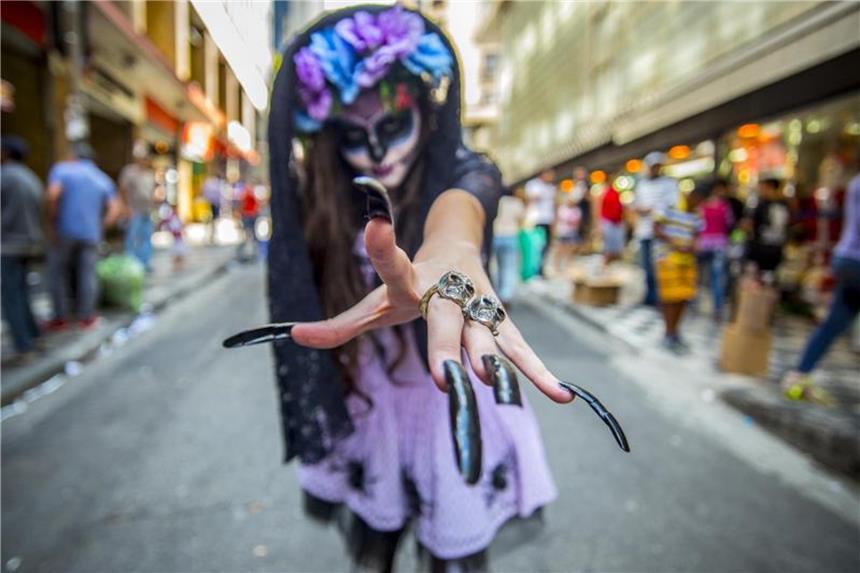 Halloween vs. Karneval: Wer hat die (rote) Nase vorn? Halloween wird in Deutschland immer beliebter. Aber kann das Gruselfest den Karneval verdrängen? Foto: Cris Faga/ZUMA Wire/dpa