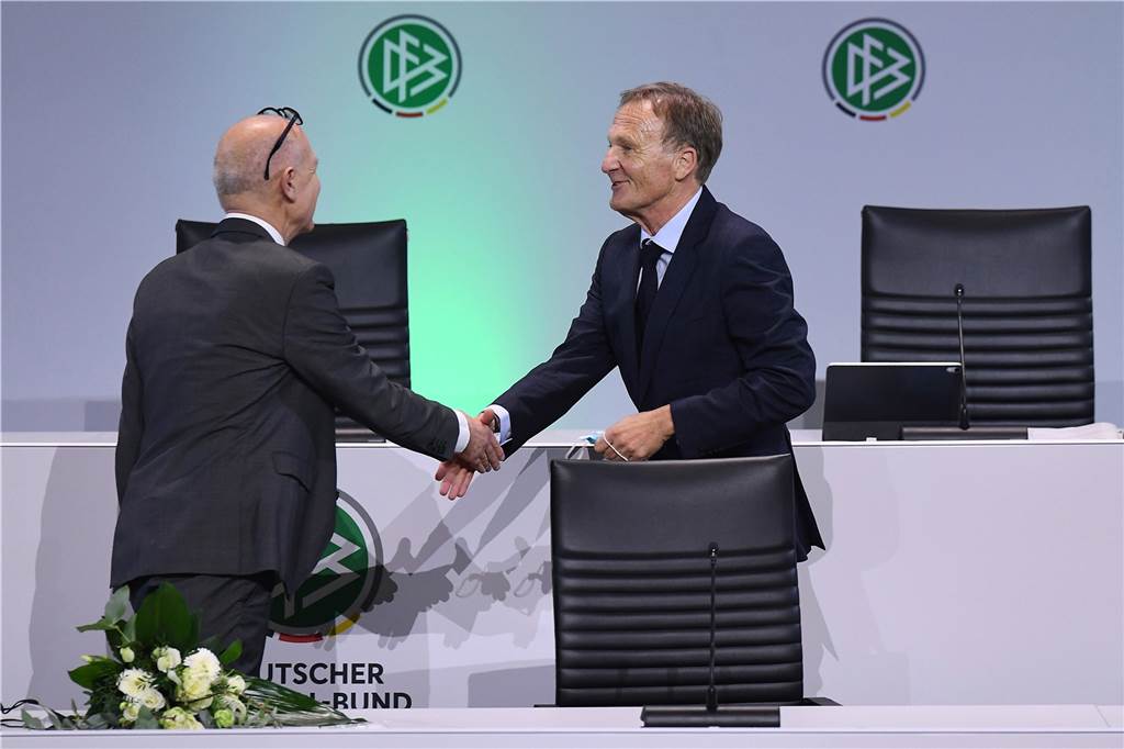 BVB-Angreifer Moukoko als Lichtblick: Flick blickt im WM-Kummer zurück nach vorn Bernd Neuendorf und Hans-Joachim Watzke schütteln die Hände.
