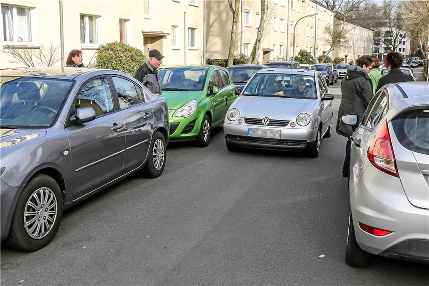 Stadt Dortmund warnt nur jeden zweiten Anwohner vor Halten sich alle Anwohner an die Verkehrsordnung, müssen sich bereits kleine Pkw durch die Straße schlängeln