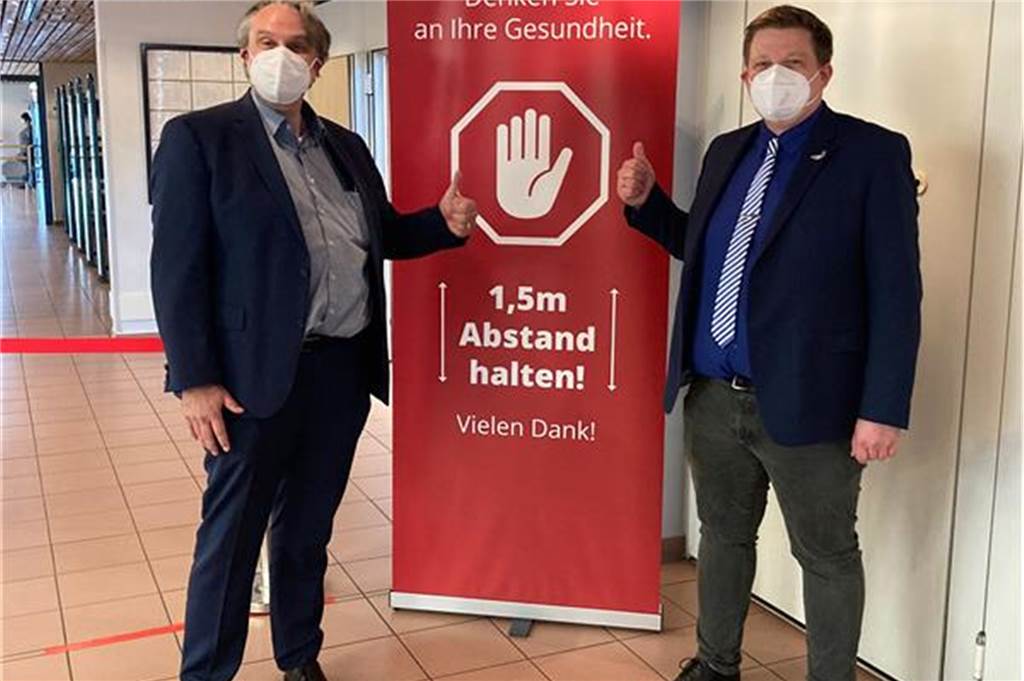 Halterns Bürgermeister Andreas Stegemann (r.) und Carsten Schier, Geschäftsführer der Stadtwerke, machten sich am frühen Nachmittag vor Ort ein Bild vom Geschehen.