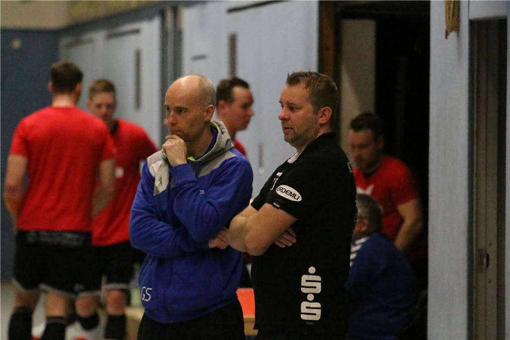Abstiegskampf pur mit Nasenbeinbruch: Haltern schnappt sich beim HC TuRa die Punkte Halterns Gerad Siggemann (li.) und Bergkamens Thomas Rycharski waren beide vor dem Spiel recht zuversichtlich.